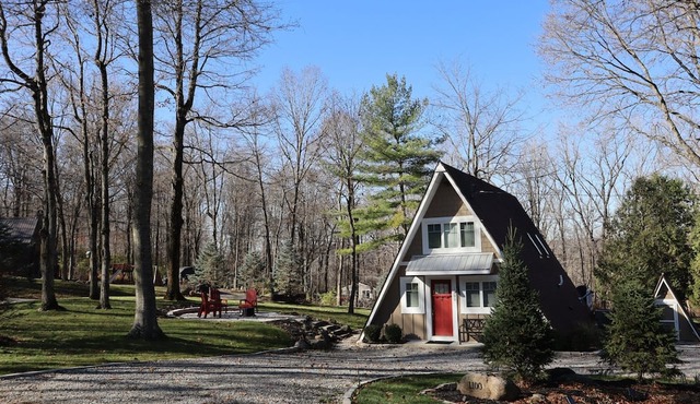Beautiful couples getaway located just seconds from Mad River Mountain ski lift.