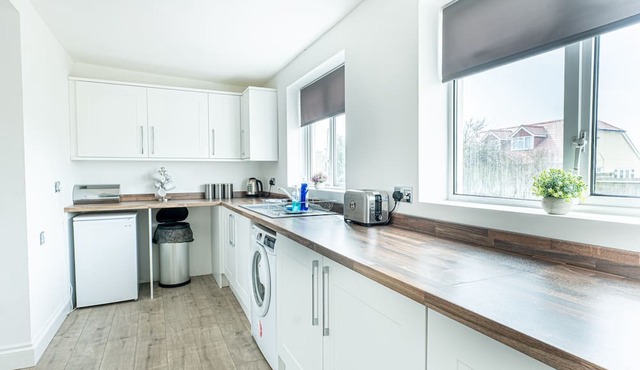 Seaside Bliss: Spacious 4BR Beach House in Dymchurch with Stunning Views