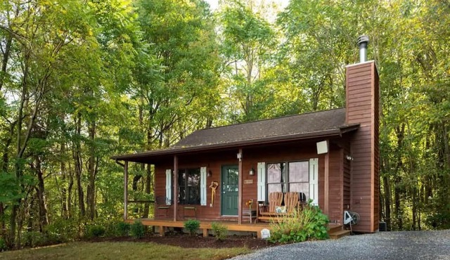 Ivy Cabin, Hot tub and on site Spa!