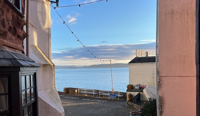 Cozy Cottage with private garden, sea views - 2 minutes walk from local beaches