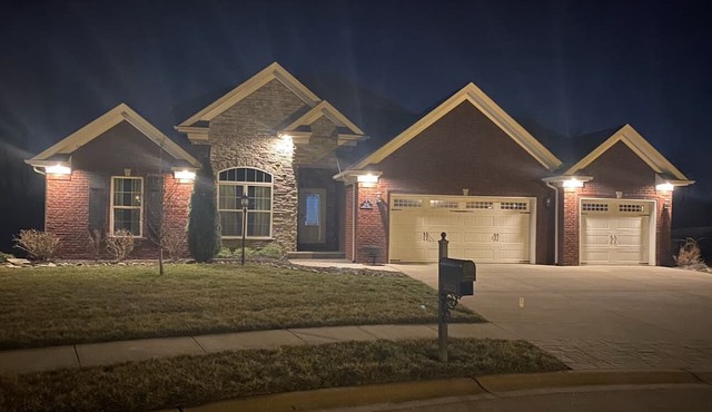 Kentucky Derby 150! Private Home all Brick, 3 car garage w/hot tub