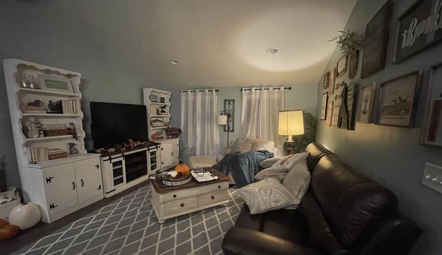 Your Cozy Downtown Oasis Awaits!