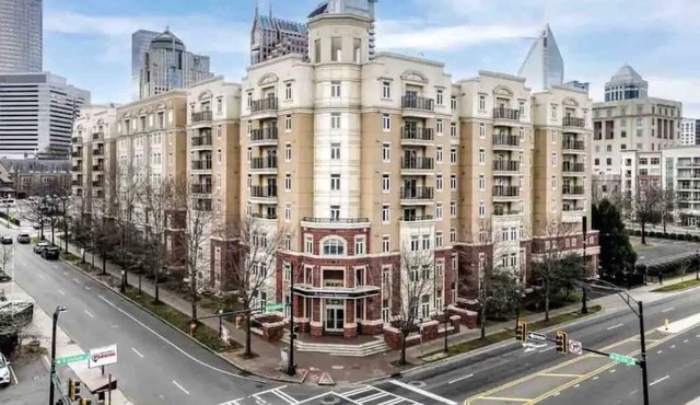 Spacious and Modern 4 Bedroom Uptown Charlotte. Walk to Bank of America Stadium!