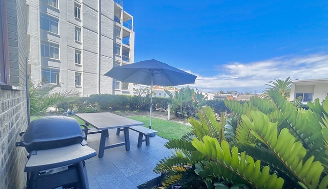 SEASIDE BLISS: 2BR APARTMENT W/ SPACIOUS PRIVATE BACKYARD IN HEART OF CRONULLA