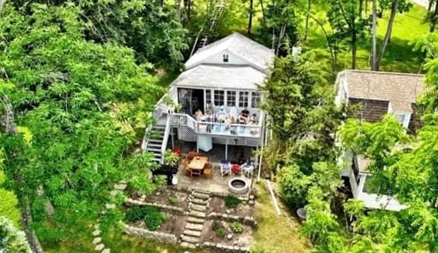 Relaxing Lakefront Cottage Retreat