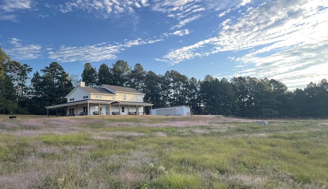 Brand New Farmhouse! Hot tub, Pool, 6 Bedrooms, 6 Bathrooms, Pets Welcome!