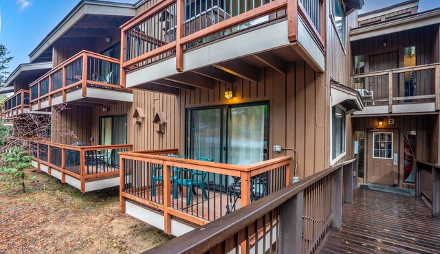 Capitan’s Corner – Unbeatable Location! Studio Condo Within Yosemite!