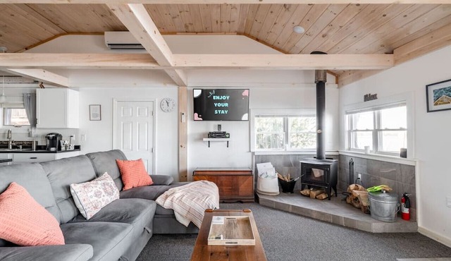 Cozy Cabin Escape: Waterfront Charm & Sunrise