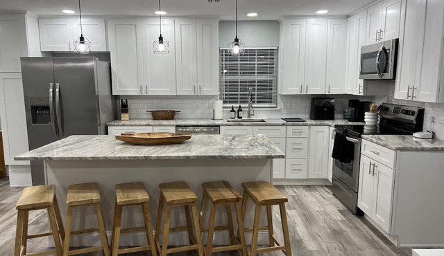 Kid & Pet friendly home w/ Pool and BBQ
