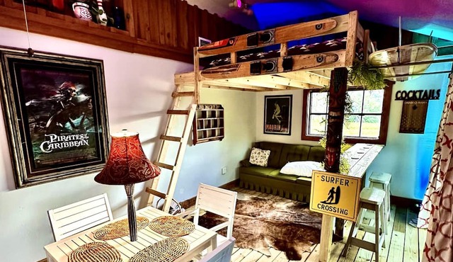 Farmhouse Retreat. Quiet country cabin just minutes from Siesta Key & TerraNova