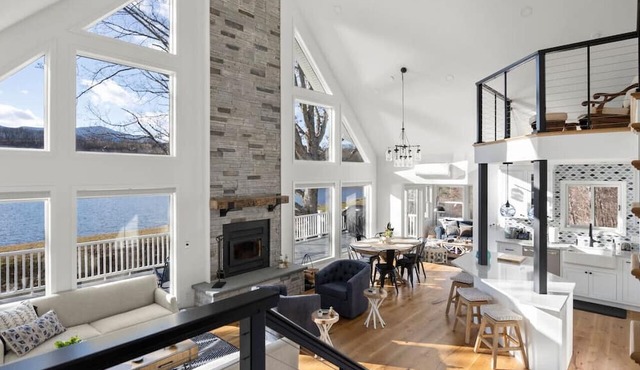 Luxury Lakehouse, Epic Views/Private Lake/Hot Tub!