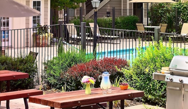 Rare Find! w/ Parking, Pets Allowed, Near Memphis Rock n Soul Museum!