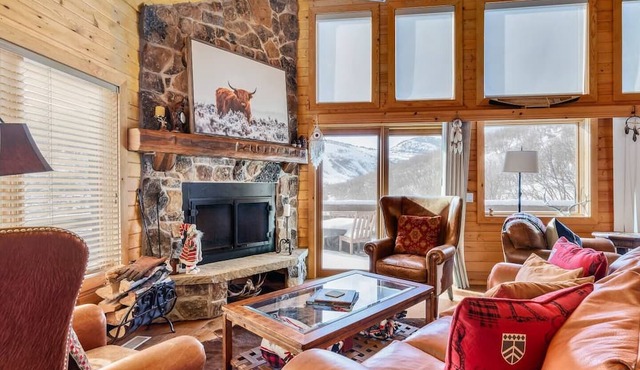 Aerie Alcove Luxury Lodge - Newly Renovated with New Hot Tub, Sauna - Sleeps 14