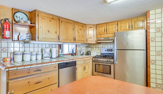 Hutchinson Home w/ Pond Access - 3 Mi to Town!