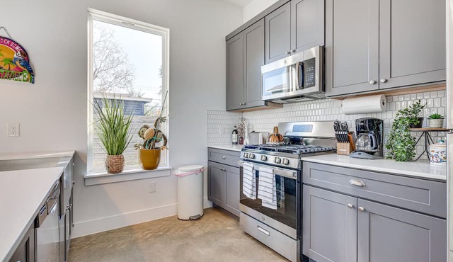 Pet-friendly Brentwood Home ~ 7 Mi to Downtown!
