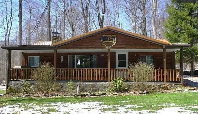 Cozy cabin is just 10 minutes from slopes and state parks!