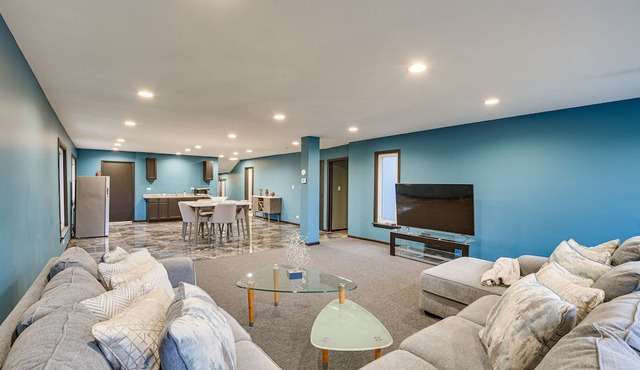 Modern Chicago Apt Near Hospitals: WFH Friendly!