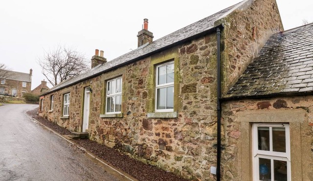 8 BARNEY MAINS COTTAGE, pet friendly, with open fire in Haddington