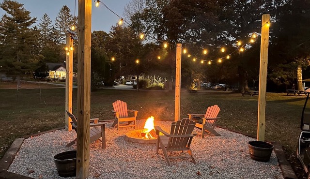 The Dogwood 4 bedroom 2 Bath- Sleeps 8 Centrally located in Flat Rock NC
