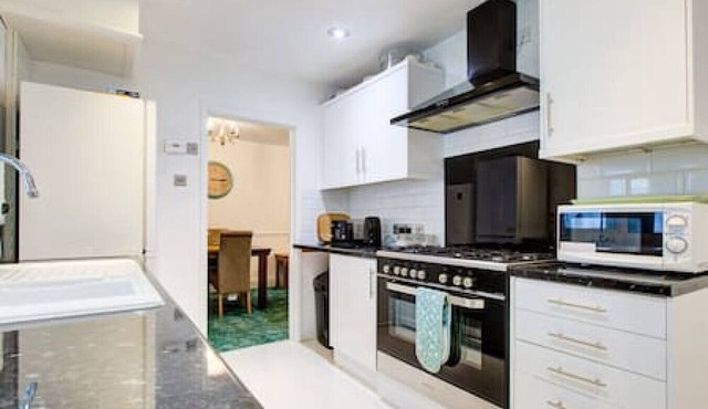 Quaint 4-Bedroom Retreat in Reading with Parking