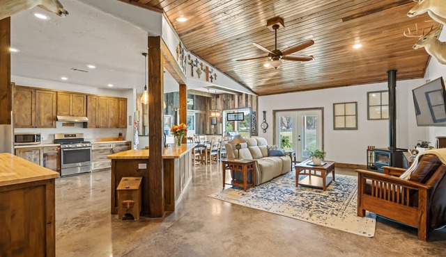 Modern ranch retreat with rustic charm, Ping-Pong, BBQ, W/D, & firepit