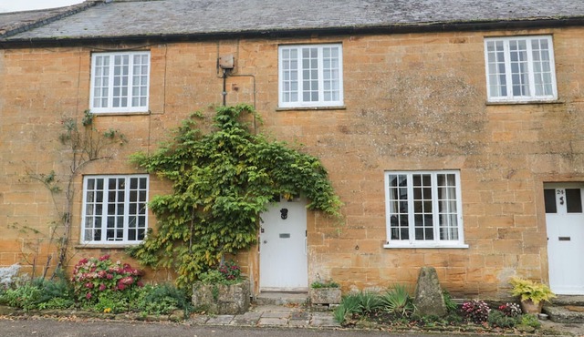TWO TOWERS COTTAGE, character holiday cottage in Montacute