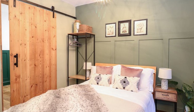 GOLDCREST HIDE, pet friendly, with a garden in Bungay