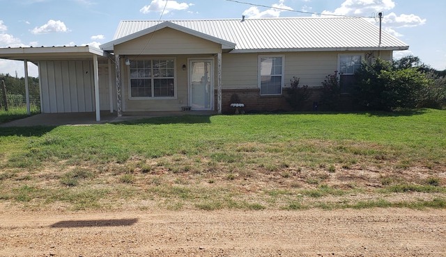 Comfortable cottage in Matador TX with fenced back yard. Pet and horse friendly!