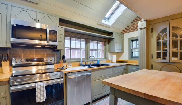 Central Lake Ontario Apartment, Walk to Town!