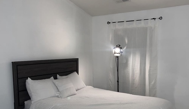 Beautiful room tailored to travel nurses in nearby Batlimore hospitals!