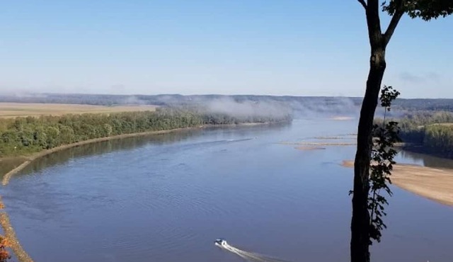 Wine Haus: charming cottage with breathtaking views of the Missouri River!!