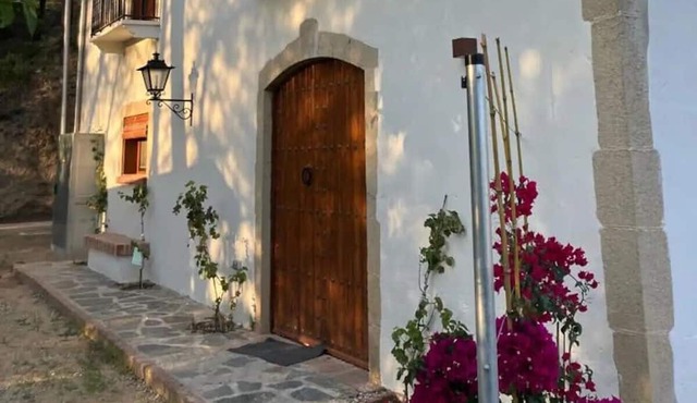 Katalanische Masia mit Großzügigem Platzangebot, Pool, Garten Inmitten der Natur
