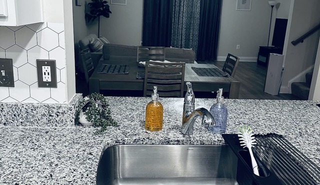 Farm & Mountain View Paradise, Quiet Neighborhood Close to Shops and Restaurants