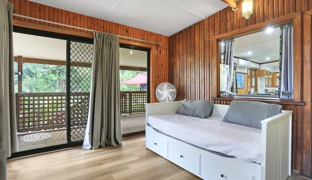 Farm stay for14 people with Swimming pool, Sauna, pool table.