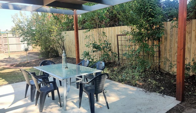 Ashlyn House, Central 2BR King Queen, Entire home