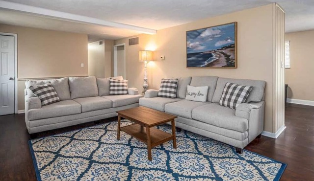 Friends & Family, Walking Distance to Cville Place