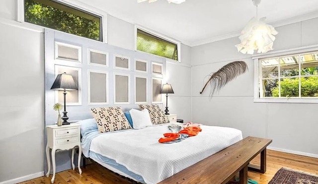 Stylish cottage with pool 2 minute walk to the beach.