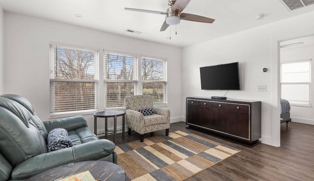 Wanderer's Retreat ~ Mins to Downtown & Broadway ~ Garage Parking ~ Private Entrance ~ Trendy Area