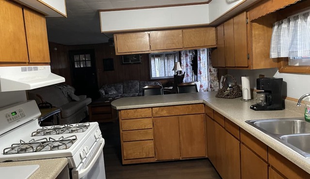 Classy log cabin. 3 bedroom. Great for hunting, fishing or kayaking.