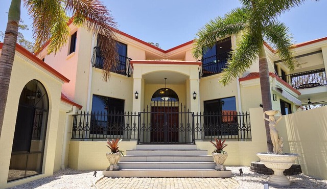 Luxurary Family Home with Mt Views