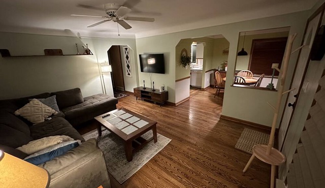 Nice bungalow in quiet Allen Park neighborhood near airports/Downtown Detroit