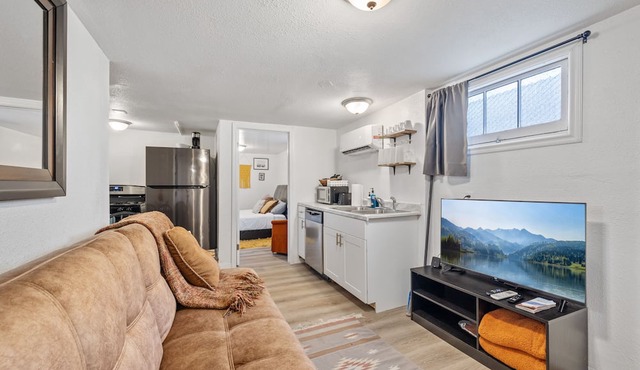 Hot Tub Haven+Pet+Laundry+ .4 to USU Eastern