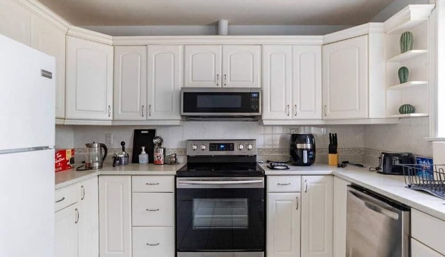 Entire house with 5BDR in Prestigious North York!