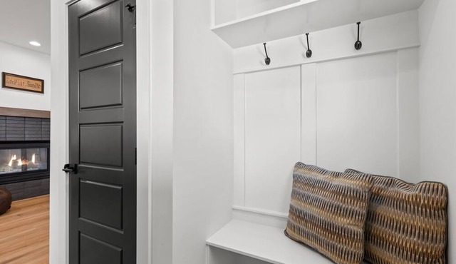 New Pet Friendly Row Home - Near Airport - Near Downtown - Fireplace - 1937 ft²