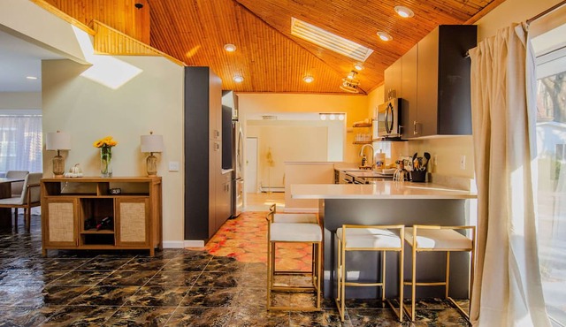 Spacious 3 BED / 3 BATH - Close to NYC w/ Pool & Hot Tub