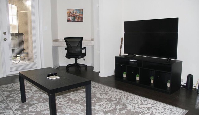 Spacious Apt in Sanford, FL, High Ceilings, Washer/Dryer w/ Patio, Pool Access