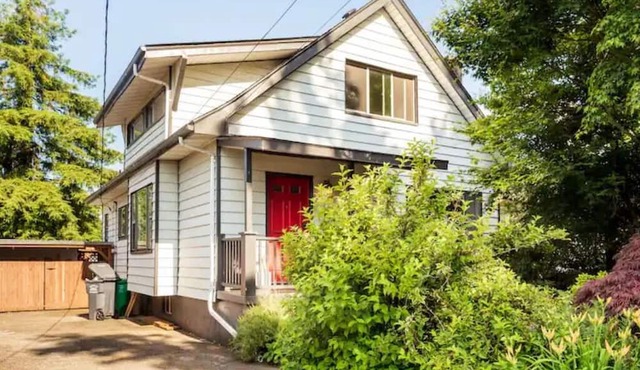 Spacious Mt Tabor Farmhouse - Hot Tub, Pets, Lots of Space!