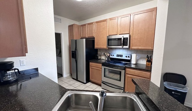 Luxury Sanford FL Apt w/ Private Garage, Pool access, W/D in unit, Patio