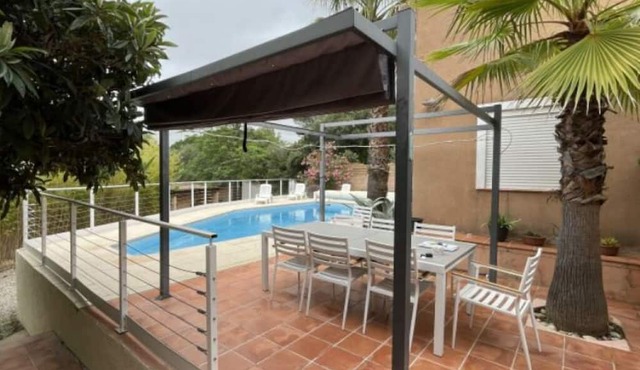 VILLA WITH SWIMMING POOL SURROUNDED BY CICADAS AND AT THE FOOT OF THE GARRIGUE