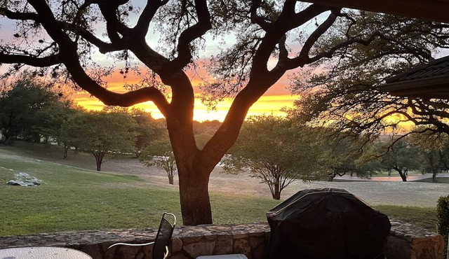 Hill Country Cottage retreat w/ cool Sunsets. Quiet Refreshment for the Soul.